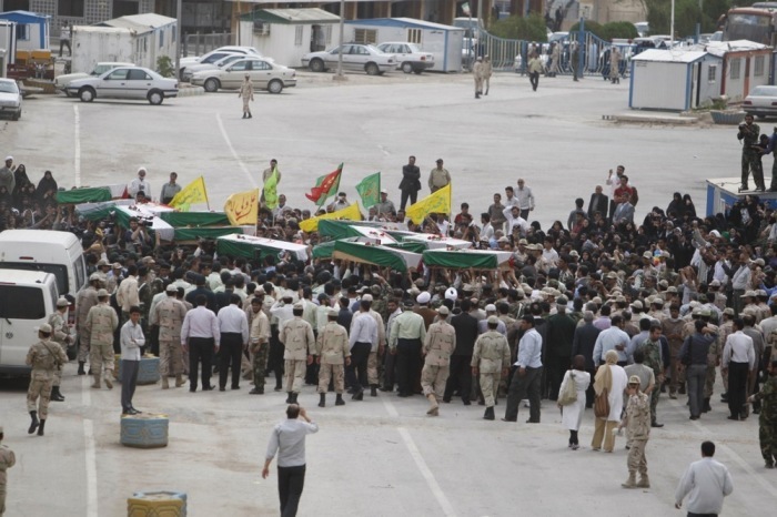 Iranische Soldaten tragen am Grenzübergang al-Shalamjah die Särge mit den sterblichen Überresten iranischer Soldaten, die während des Krieges zwischen dem Iran und dem Irak von 1980 bis 1988 gefallen sind. Foto: epa/Haider Al Assadee