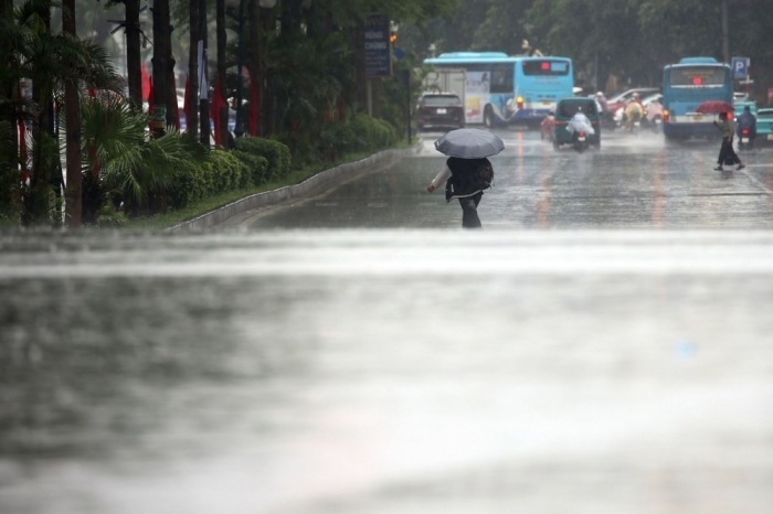Eine Person geht mit Regenschirm durch den Regen in Hanoi, während Taifun Kajiki über Vietnams Küste hinwegzieht. Foto: epa/Luong Thai Linh