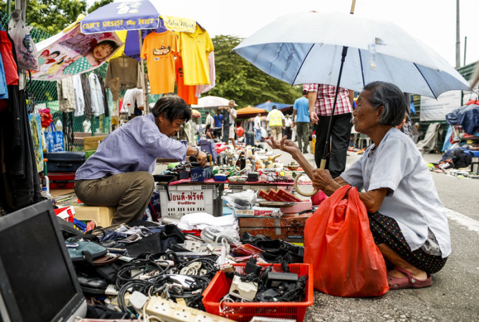  Der Thieves Market auf der Sungei Road. Foto: epa/Wallace Woon