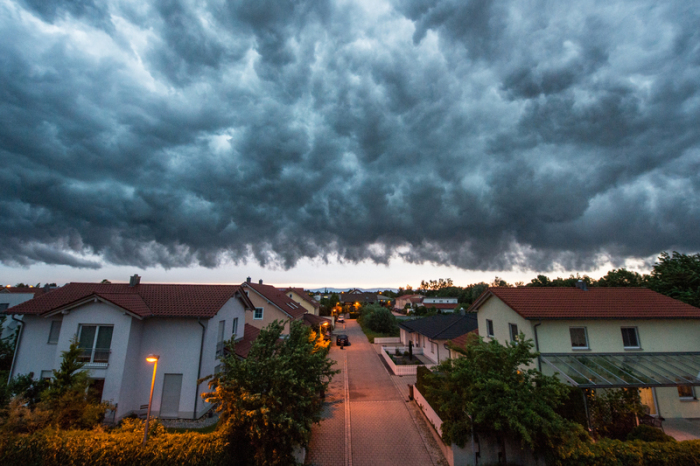 Haben Häuser einen Keller, sollte das Untergeschoss besonders in hochwassergefährdeten Gebieten aus wasserdichtem Beton bestehen sowie gut abgedichtet sein. Foto: Armin Weigel/dpa
