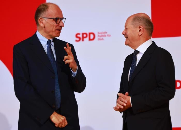Bundeskanzler Olaf Scholz (R) trifft den Vorsitzenden der Italienischen Demokratischen Partei (PD), Enrico Letta, in der Zentrale der Sozialdemokratischen Partei (SPD) in Berlin. Foto: epa/Hannibal Hanschke