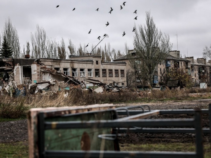 Ein zerstörtes Schulgebäude in Chasiv Yar, in der Nähe der Frontlinie in der Region Donezk. Foto: epa/Oleg Petrasyuk