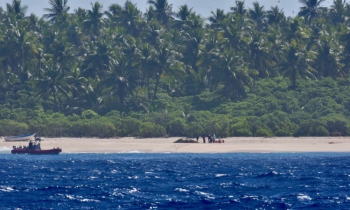 Die Mannschaft der USCGC Oliver Henry nimmt Kontakt zu drei auf dem Pikelot-Atoll gestrandeten Seeleuten auf. Foto: epa/Us Coast Guard Forces Micronesia