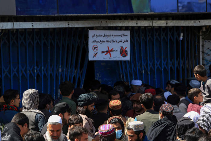 Afghanen versammeln sich am Schauplatz eines Handgranatenanschlags auf den Geldwechselmarkt in Kabul. Foto: epa/Stringer