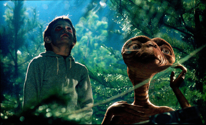 Elliott (Henry Thomas) und E.T. hoffen, dass E.T.s Leute ihn in Kalifornien abholen und mit nach Hause nehmen - eine Szene aus «E.T. Foto: Bruce McBroom/Zdf