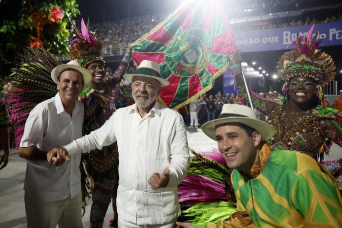 Luiz Inacio Lula da Silva und Eduardo Paes besuchen die Mangueira-Parade beim Karneval im Sambadrom von Rio. Foto: epa/Antonio Lacerda