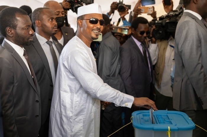 Der Präsident des Tschad, Mahamat Idriss Deby (C), gibt seine Stimme bei den Präsidentschaftswahlen in N'Djamena ab. Foto: epa/Jerome Favre