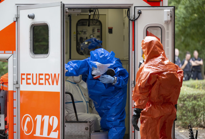 Ein Spezialrettungswagen bringt bei einer Übung zum Umgang mit hochinfektiösen Krankheitserregern einen Patienten in die Uniklinik Frankfurt. Foto: Boris Roessler/dpa