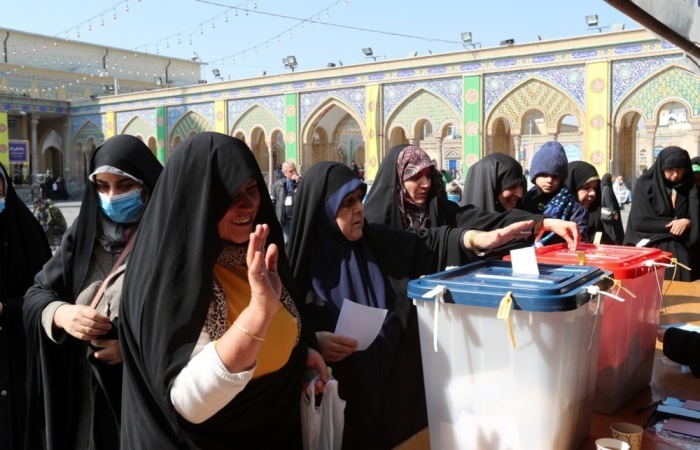 Verschleierte iranische Frauen geben ihre Stimme während der iranischen Parlamentswahlen am Abdol-Azim-Schrein in Shahre-Ray im Süden Teherans ab. Foto: epa/Abedin Taherkenareh