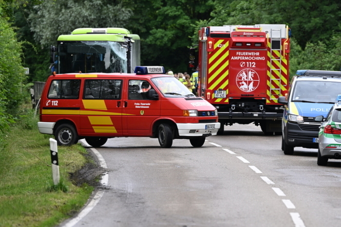 Ein beschädigter Linienbus steht nach einer Kollision mit einem Reisebus in Oberbayern auf der Straße. Mehrere Menschen wurden verletzt. Foto: dpa/Sven Hoppe