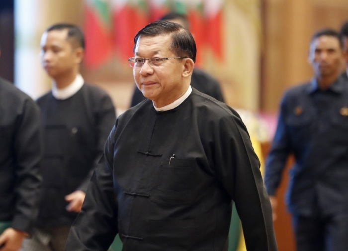 Gedenken in Myanmar an Opfer des schweren Erdbebens. Militärchef Min Aung Hlaing verlässt Zeremonie in Naypyidaw nach einem Jahr. Foto: epa/Nyein Chan Naing