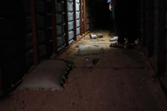 Zurückgelassene Gegenstände in einem Tunnel des ehemaligen Untergrundkrankenhauses «The Cave» in Kafr Batna nahe Damaskus. Foto: epa/Ahmad Fallaha