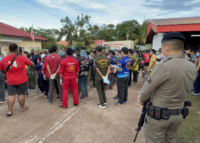 Sicherheitskräfte am Tatort in Nong Bua Lamphu im Nordosten Thailands. Foto: epa/Efe/ruamkatanyu Foundation