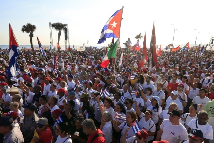 Menschen feiern den Tag der Arbeit bei einer Großkundgebung in Havanna. Kuba begeht den 1. Mai unter politischen Spannungen. Foto: EPA/Ernesto Mastrascusa