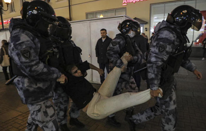 Sicherheitskräfte nahmen eine Reihe von Demonstranten fest, die in Moskau gegen die Teilmobilisierung auf die Straße gingen. Foto: epa/Maxim Shipenkov