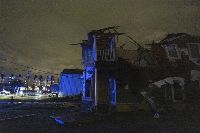 Ein zerstörtes Haus, nachdem ein Tornado den Mississippi entlanggezogen ist. Foto: EPA-EFE/Christiana Botic