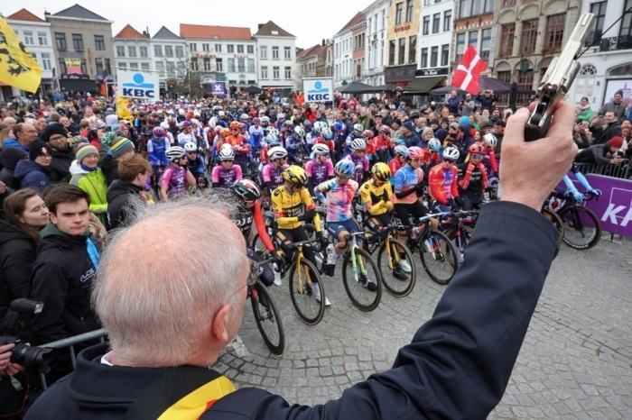 Radfahrer warten auf den Start des Radrennens Ronde van Vlaanderen (Flandern-Rundfahrt) in Oudenaarde. Foto: epa/Olivier Matthys
