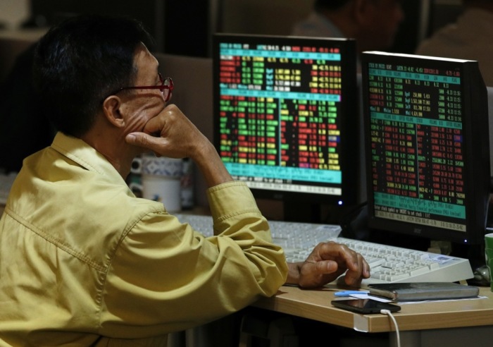 Ein Anleger verfolgt Kursbewegungen an der Börse in Bangkok – ausländisches Kapital fließt zunehmend ab. Foto: epa-efe/Rungroj Yongrit