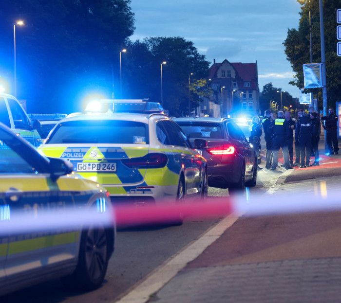 Polizisten sichern den Einsatzort in Göttingen, nachdem ein Beamter bei einer Auseinandersetzung zwischen zwei Personengruppen angeschossen worden ist. Foto: Stefan Rampfel/dpa.
