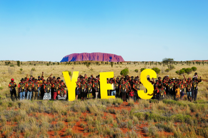 Ein von Delegierten des Central Land Council zur Verfügung gestelltes Foto zeigt Delegierte des Councils nahe Uluru die Buchstaben Yes (Ja) halten. Foto: Supplied/Central Land Council/ap/dpa