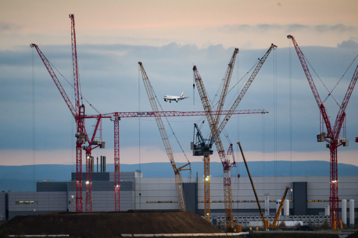 Baukräne prägen das Dresdner Chipindustriegebiet. Eine Studie warnt vor einem stockenden Aufholprozess der ostdeutschen Wirtschaft. Foto: dpa/Robert Michael