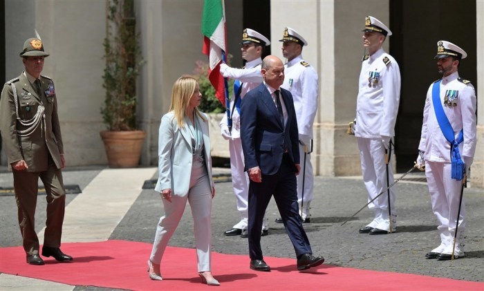 Die italienische Ministerpräsidentin Giorgia Meloni (L) empfängt den deutschen Bundeskanzler Olaf Scholz im Palazzo Chigi in Rom. Foto: epa/Ettore Ferrari