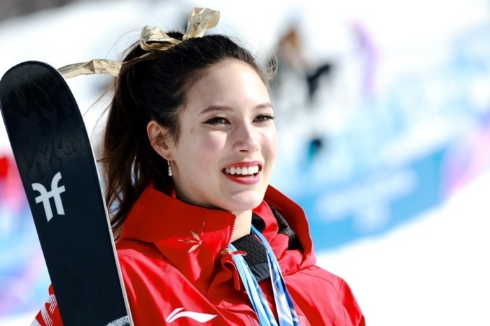 Eileen Gu aus China feiert bei der Siegerehrung im Livigno den Olympiasieg im Freeski-Halfpipe der Winterspiele 2026. Foto: Alex Plavevski/epa/dpa