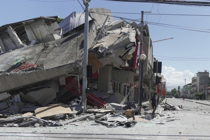 Ein beschädigtes Gebäude in General Santos City zeigt die Folgen des schweren Erdbebens im Süden der Philippinen. Foto: epa/Emil Elbert P. Prudente