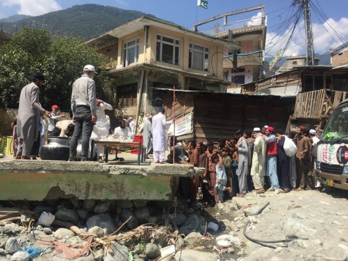 Flutopfer im Swat-Tal warten auf die Essensausgabe. Foto: Qamar Zaman/dpa