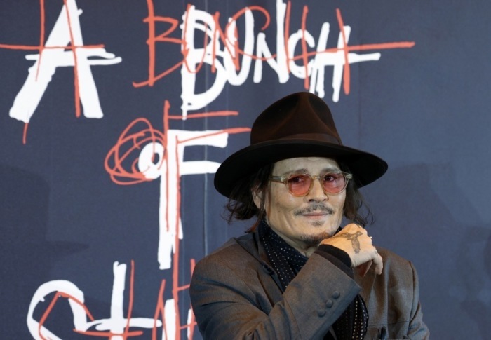 US-Schauspieler Johnny Depp stellt in Tokio seine Ausstellung „A Bunch of Stuff“ mit Gemälden, Zeichnungen und weiteren Kunstwerken vor. Foto: EPA/Franck Robichon