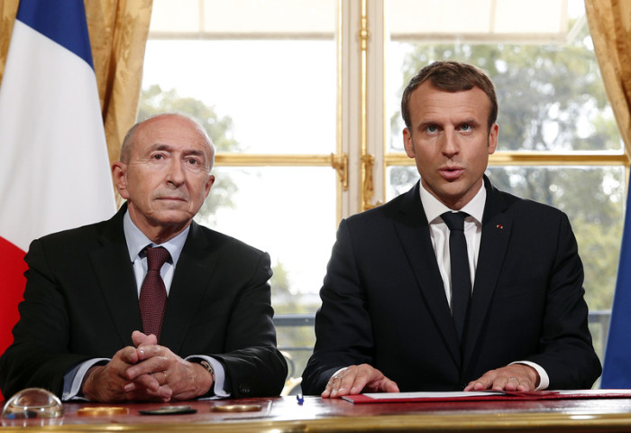  Frankreichs Staatschef Emmanuel Macron (r.) und Innenminister Gérard Collomb. Foto: epa/Christophe Ena/pool