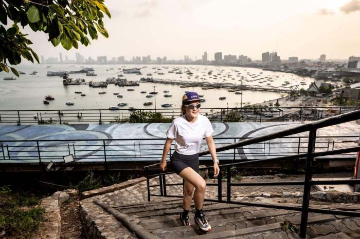 Eine Teilnehmerin absolviert den anspruchsvollen Treppenabschnitt mit Blick auf die Pattaya-Bucht und den Bali-Hai-Pier. Foto: Pattaya Trail