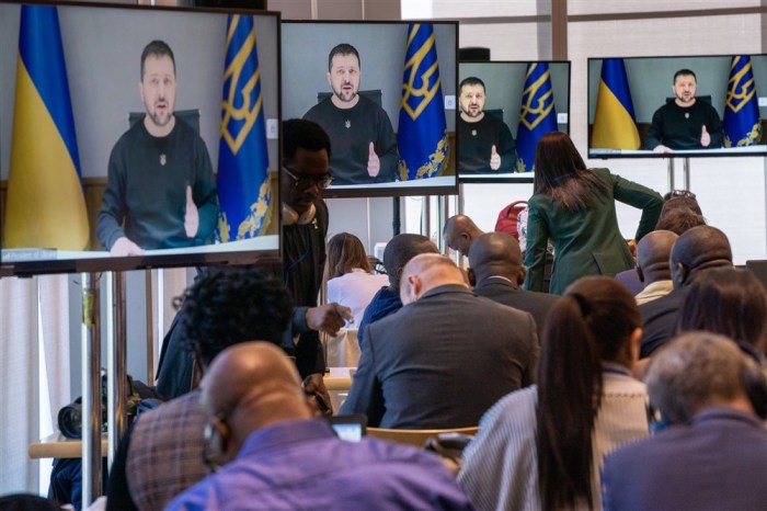 Medienvertreter verfolgen per Videolink die Ausführungen des ukrainischen Präsidenten Volodymyr Selenskyj. Foto: EPA-EFE/Shawn Thew