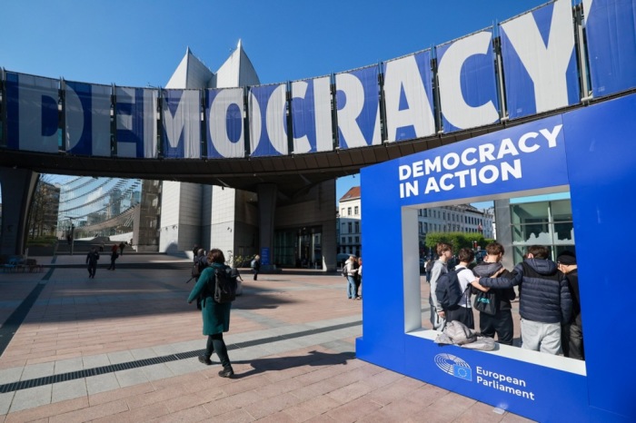 Ein „Democracy in Action“-Plakat steht vor dem Europäischen Parlament in Brüssel im Zusammenhang mit einer Pressekonferenz zur Lage in Ungarn. Foto: epa/Olivier Hoslet