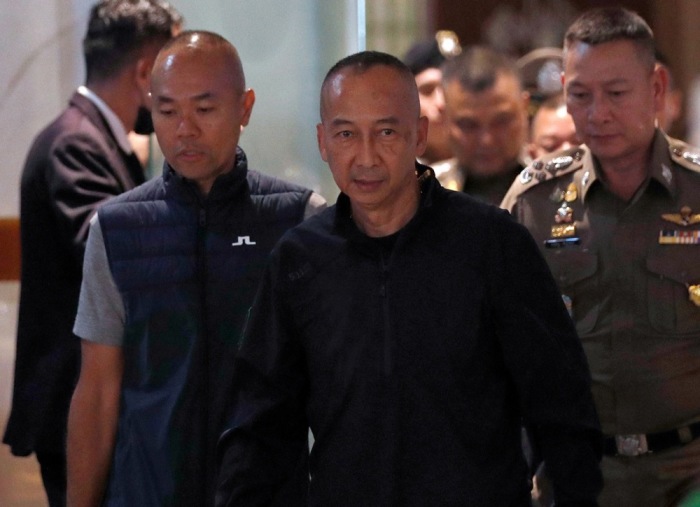 Thailands nationaler Polizeichef Torsak Sukvimol (M.) will entschieden gegen Jugendkriminalität vorgehen. Foto: epa/Rungroj Yongrit