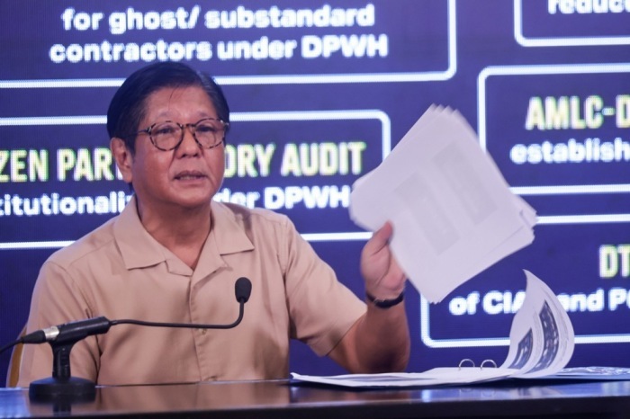 Präsident Ferdinand Marcos Jr. informiert im Malacañang-Palast über Ermittlungen zu Korruption in staatlichen Infrastrukturprojekten. Foto: epa/Rolex Dela Pena