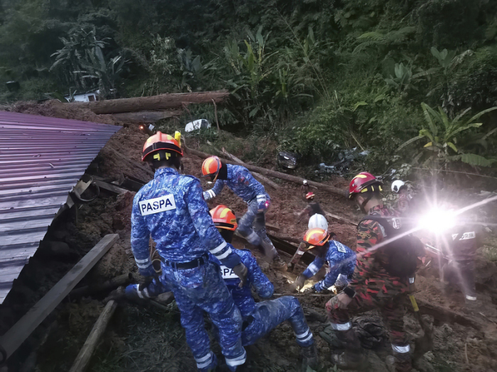Auf diesem vom Zivilschutzministerium zur Verfügung gestellten Foto suchen Mitarbeiter des Zivilschutzes nach Überlebenden, die nach einem Erdrutsch auf einem Campingplatz verschüttet wurden. Foto: Uncredited/Malaysia Civil Defense/ap/dpa