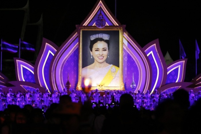 Thailänder versammeln sich mit Kerzen vor einem großen Porträt von Königin Suthida während der Feierlichkeiten zu ihrem 48. Geburtstag auf dem Sanam Luang in Bangkok am 3. Juni 2026. Foto: epa/Narong Sangnak