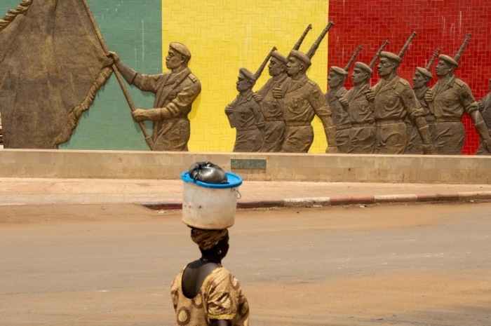 Ein Frau geht an einem Denkmal für die malische Armee in Bamako vorbei. Foto: epa/Maurizo Gambarini