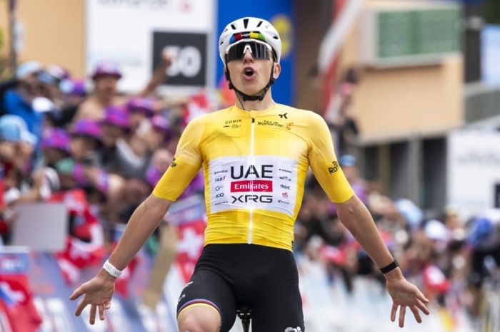 Tadej Pogačar jubelt nach seinem Etappensieg bei der letzten Strecke der Tour de Romandie im schweizerischen Leysin. Foto: epa/Jean-christophe Bott