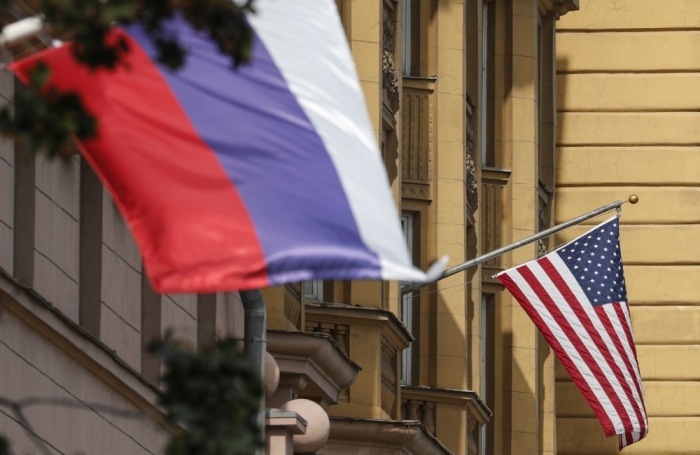 In der Nähe des Hauptgebäudes der US-Botschaft in Moskau ist eine russische Nationalflagge zu sehen. Foto: epa/Maxim Shipenkov