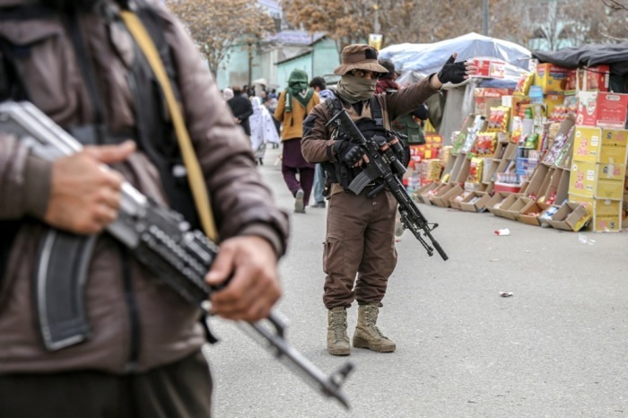 Sicherheitsleute der Taliban stehen in einer Straße Wache. Foto: epa/Samiullah Popal
