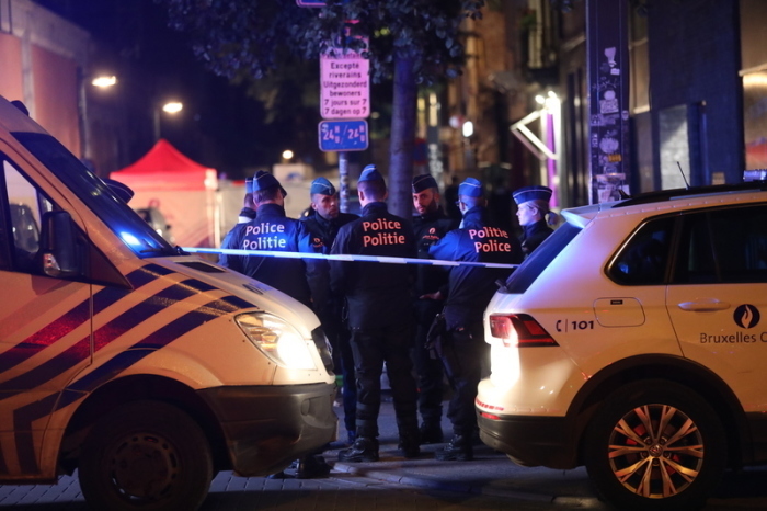 Polizeibeamte stehen am Tatort einer Messerstecherei. Ein Polizist ist nach einem Angriff in Belgiens Hauptstadt Brüssel gestorben. Foto: Hatim Kaghat/Belga