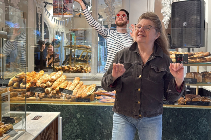 Eine Besucherin tanzt in der Pariser Bäckerei „Le Grenier de Félix“ zur Musik von „DJ Baguette“ während seiner Frankreich-Tour. Foto: dpa/Rachel Sommer