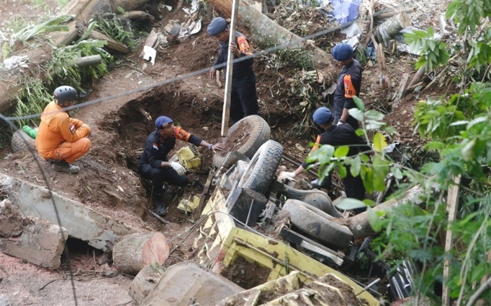 Indonesische Polizisten und Rettungskräfte suchen in Cianjur nach Opfern eines Erdrutsches, der durch ein Erdbeben der Stärke 5,6 verursacht wurde. Foto: epa/Adi Weda