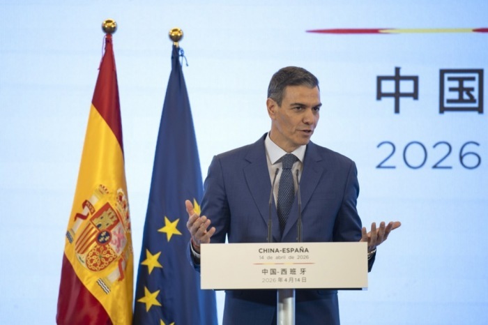 Der spanische Ministerpräsident Pedro Sánchez spricht während einer Pressekonferenz in einem Hotel in Peking. Foto: epa/Andres Martinez Casares