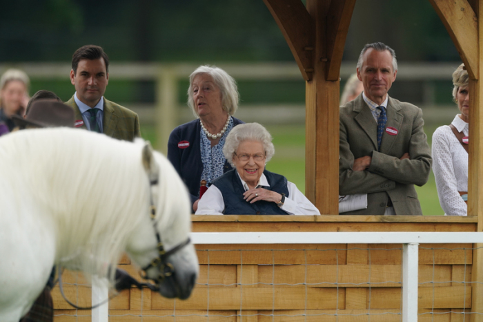 Die britische Königin Elizabeth II. (3.v.r) besucht die Royal Windsor Horse Show. Foto: Steve Parsons
