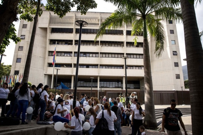 Angehörige politischer Gefangener demonstrieren vor dem Obersten Gerichtshof in Caracas und fordern eine Überprüfung der Haftfälle. Foto: epa/Miguel Gutierrez