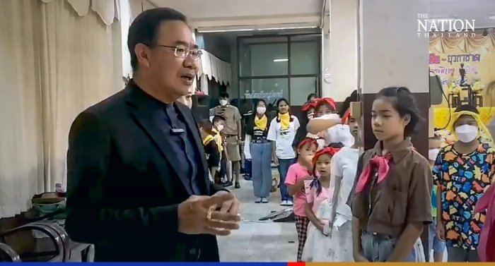 Am Freitag besuchte der Direktor des Bildungsministeriums Kriangkrai Chongcharoen die Wat Ratchanadda-Schule im Bezirk Phra Nakhon. Foto: The Nation