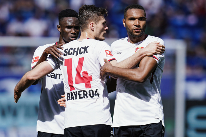 Leverkusens Torschütze Patrik Schick (M) jubelt mit Mannschaftskollegen über das Tor zum 1:1. Foto: Uwe Anspach/dpa